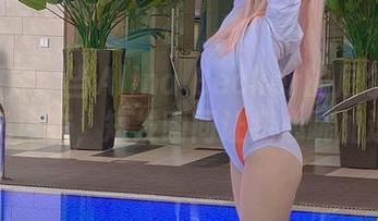 高清图库：当Alina Becker的尼尔2B穿上黑色内衣，短发瞬间让我心跳加速？！